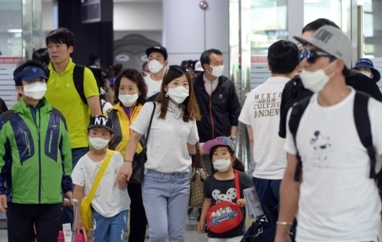 부가 메르스 사태 조기 종식을 위한 대책을 발표한 7일 오전 메르스 감염을 예방하기 위해 마스크를 쓴 관광객들이 제주공항을 통해 입도하고 있다. /사진=뉴스1