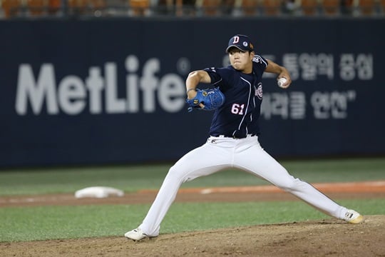투구 도중 어깨 뭉침 현상이 생겨 강판된 함덕주. /사진=두산 베어스 제공