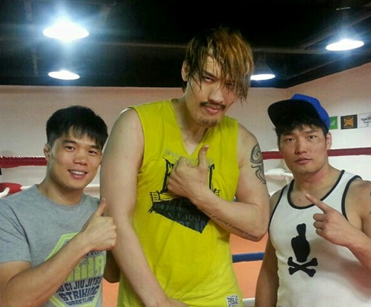 최홍만(가운데). /사진=로드FC 제공