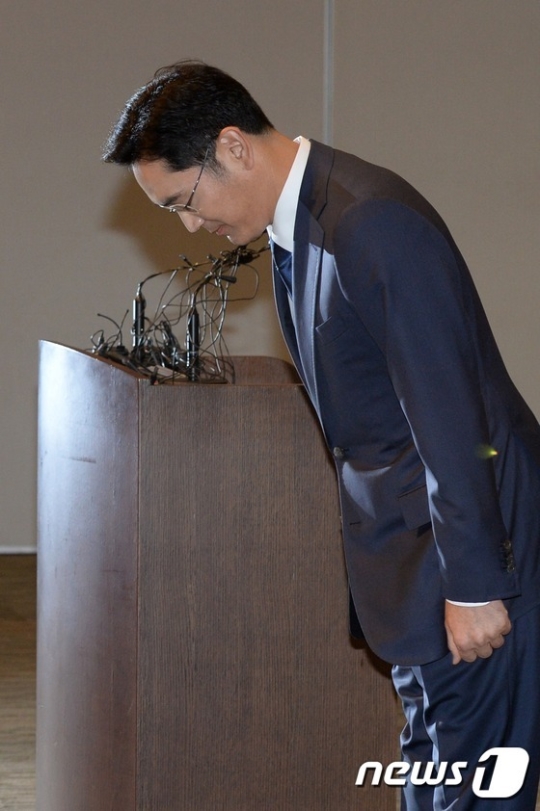 대국민 사과문을 발표하고 고개 숙여 사과하는 이재용 삼성생명공익재단 이사장. /사진=뉴스1