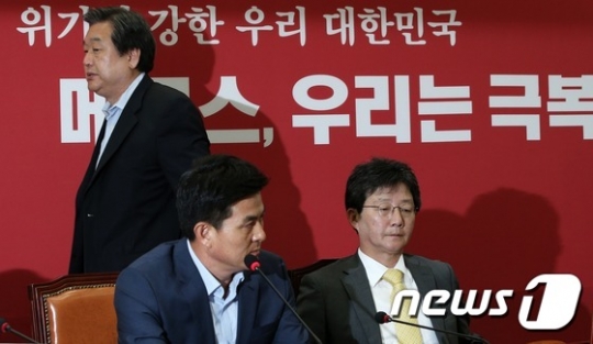 새누리당 김무성 대표가 2일 서울 여의도 국회에서 열린 최고위원회의에서 갑작스럽게 회의 종료를 선언한 뒤 회의장을 박차고 나가고 있다. /사진=뉴스1