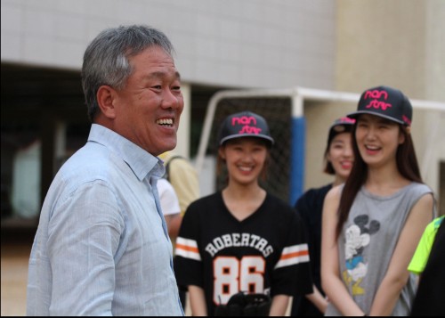 양승호 전 감독이 7일 여자 연예인 야구단 훈련을 앞두고 환하게 웃고 있다. /사진=한스타 제공