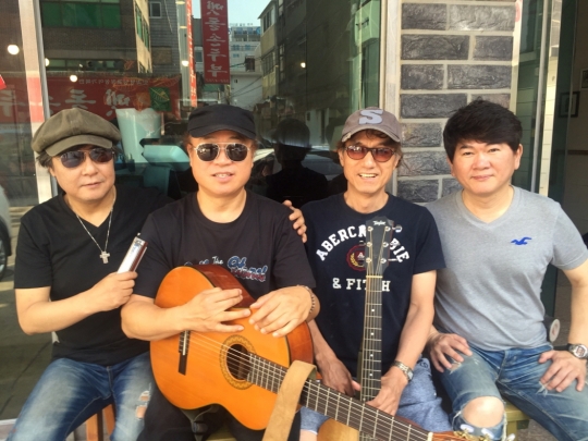 새로운 '따로 또 같이'. 왼쪽에서 3번째가 강인원 / 사진제공=에이엠지글로벌