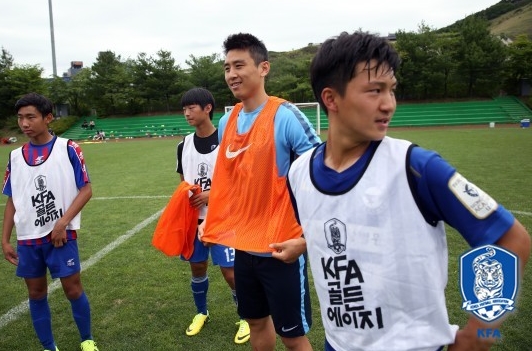 구자철(가운데)과 유소년 축구 선수들. /사진=대한축구협회 제공