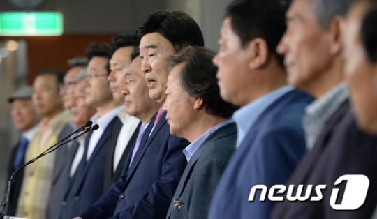 새정치민주연합 중앙당 당직자 출신들로 구성된 '국민희망시대' 소속 당원들이 9일 서울 여의도 국회 정론관에서 탈당 기자회견을 하고 있다. /사진=뉴스1