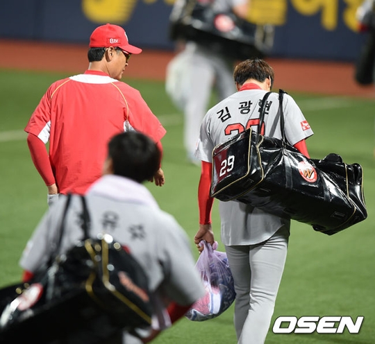 연장 11회 SK의 1-2 패배로 경기가 끝난 뒤 김광현이 그라운드를 빠져나가고 있다. 왼쪽은 SK 김용희 감독. /사진=OSEN