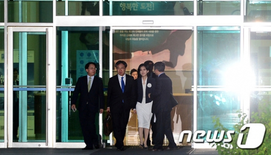 이부진 호텔신라 사장이 지난 9일 오후 인천 영종도 인천국제공항공사 인재개발원에서 열리는 서울시내 면세점 선정의 최종 관문인 프레젠테이션(PT) 심사를 마친 후 신라면세점 관계자들과 인재개발원을 나서고 있다. /사진=뉴스1
