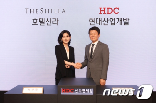 이부진 호텔신라 사장(왼쪽)과 정몽규 현대산업개발 정몽규 회장이 25일 용산 아이파크몰에서 열린 HDC신라면세점 출범식에 참석해 기념촬영을 하고 있다. HDC신라면세점은 이번 면세점 신규 사업자 선정에서 쟁쟁한 경쟁자들을 제치고 승리를 거뒀다. /사진=뉴스1