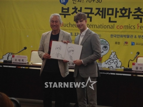 박재동 위원장(왼쪽)과 줄리안. /사진=김지현 기자