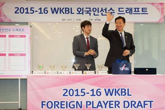 1순위로 샤데 휴스턴을 지명한 하나외환 박종천 감독(오른쪽). /사진=WKBL 제공
