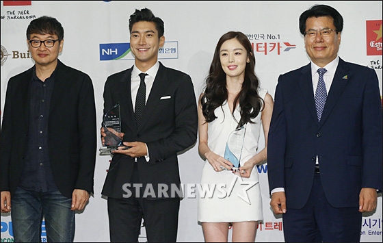 홍보대사로 위촉된 슈퍼주니어 최시원, 시크릿 한선화가 14일 오후 서울 여의도 콘래드호텔에서 열린 제11회 제천국제음악영화제 기자간담회에서 이근규 조직위원장, 허진호 집행위원장과 포즈를 취하고 있다. 이번 제천국제음악영화제는 8월 13일부터 18일까지 개최된다.