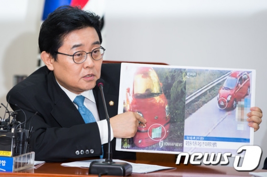 전병헌 새정치민주연합 최고위원이 22일 자살한 국정원 직원이 발견된 차량과 경찰이 공개한 차량의 번호판이 다르다며 의혹을 제기하고 있다. /사진=뉴스1