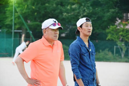 선수들을 지켜보고 있는 양승호 감독(왼쪽)과 김창렬 코치. /사진=한스타 제공