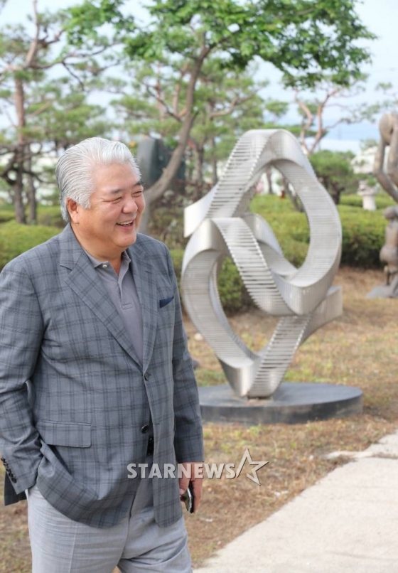 개인 작업장 뒤편 조각공원에서의 차대영 교수./고양= 이동훈 기자