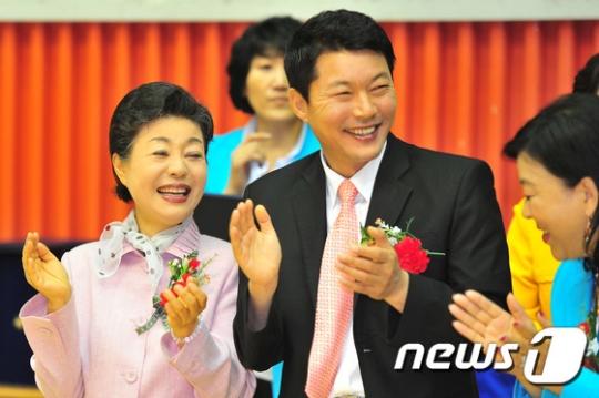 박근혜 대통령의 동생 박근령 씨와 신동욱 공화당 총재. /사진=뉴스1