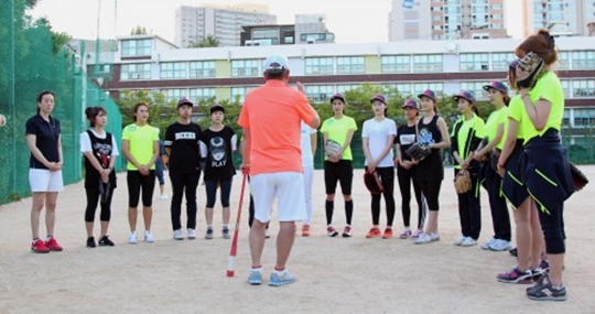 지난 7월 16일 서울의 한 중학교에서 실시한 한스타 여자 연예인 야구단 단체 연습에 앞서 선수들이 양승호 감독의 지시사항을 듣고 있다. /사진=한스타 제공