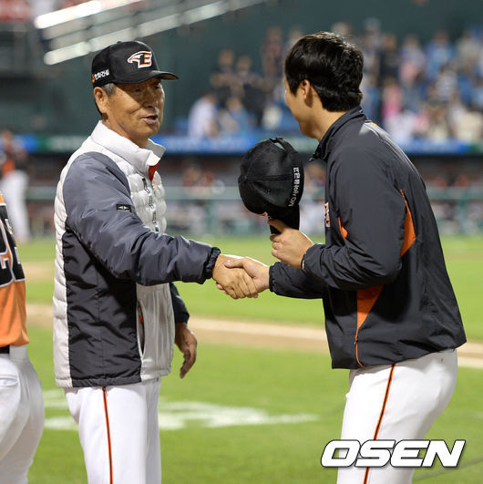 한화 김성근 감독과 배영수(오른쪽). /사진=OSEN