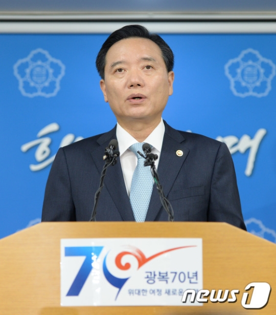김현웅 법무부장관이 13일 오전 서울 세종로 정부서울청사에서 광복절70주년 특별사면 명단을 발표하고 있다. /사진=뉴스1
