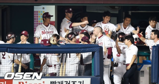 스나이더가 권혁을 상대로 홈런을 친 뒤 그라운드를 돌고 있다. /사진=OSEN