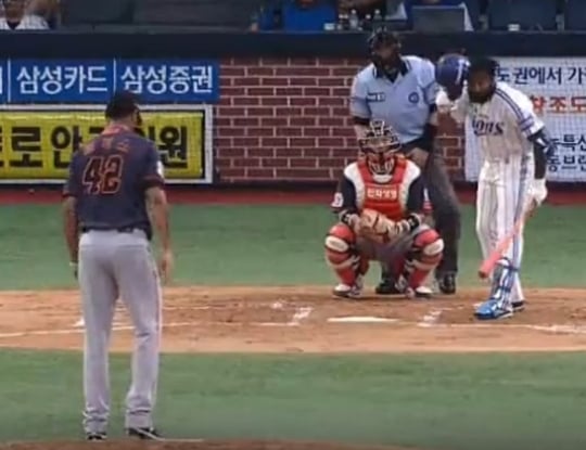 타석에 들어서 로저스를 향해 인사하는 나바로./사진= KBSN 캡처