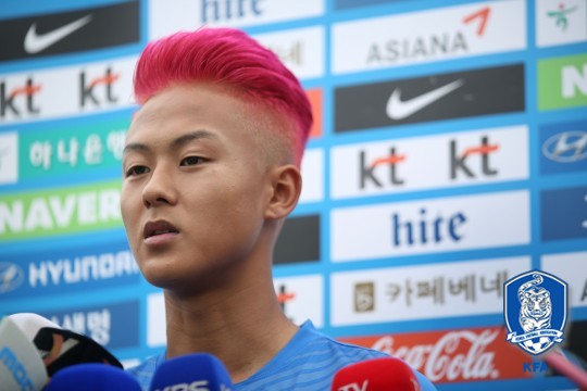 24일 훈련에 앞서 취재진과 인터뷰를 하고 있는 이승우. /사진=대한축구협회 제공