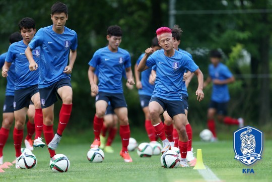 훈련을 소화하고 있는 이승우(오른쪽). /사진=대한축구협회 제공