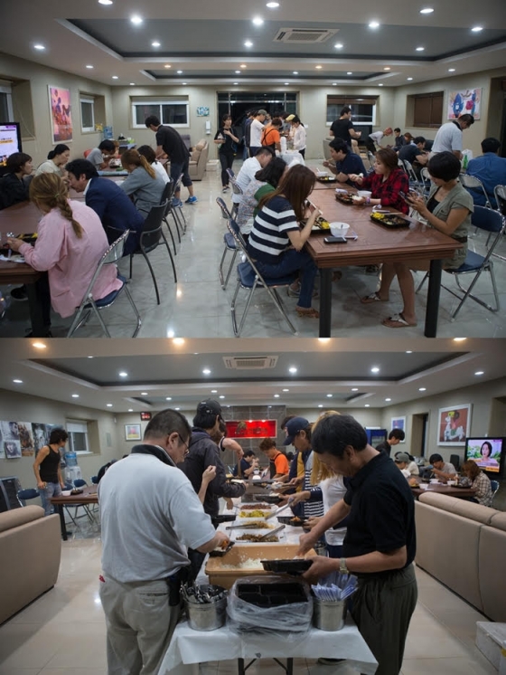 SBS '심야식당' 출연진과 제작진이 김남주가 선물한 밥차 식사를 하고 있다.