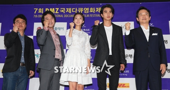 1일 오전 서울 동작구 사당동 메가박스 아트나인에서 열린 '제7회 DMZ국제다큐영화제' 홍보대사 위촉식에서 전성권 프로그래머, 조재현 집행위원장, 배우 채수빈, 유승호, 남경필 조직위원장이 포즈를 취하고 있다. / 사진=이기범 기자