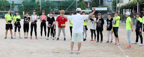 양승호 감독이 여자 연예인 야구 선수들을 지도하고 있다. /사진=한스타 제공