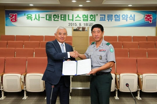 양종수 육군사관학교 교장(중장, 오른쪽)과 주원홍 대한테니스협회장이 18일 '육사-대한테니스협회' 교류협약식에서 악수를 하고 있다. /사진=대한테니스협회 제공