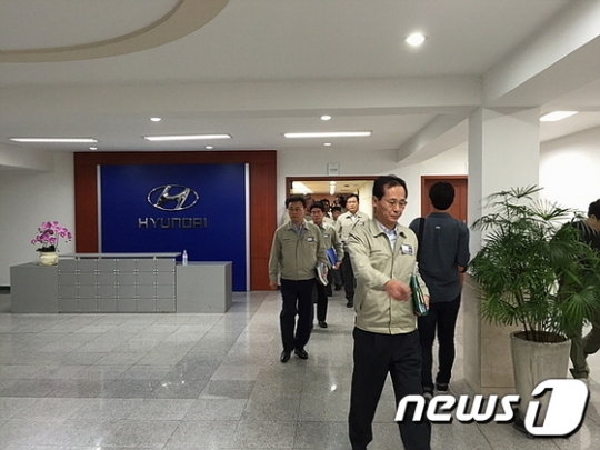 현대자동차 노사가 22일 추석 전 타결을 위한 마지막 기회인 29차 교섭을 가졌지만 합의도출에 실패한 가운데 사측 윤갑한 사장과 교섭위원들이 씁쓸한 표정으로  회의장을 걸어나오고 있다. /사진=뉴스1