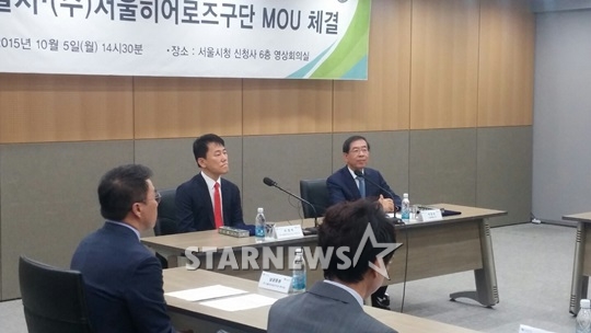 고첨스카이돔 사용 협약식에 참석한 이장석 대표(좌)와 박원순 서울시장(우). /사진=김동영 기자
