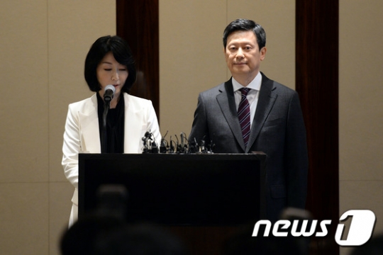 신동주 전 롯데홀딩스 부회장이 8일 오전 서울 소공동 웨스틴 조선호텔에서 롯데그룹 경영권 분쟁과 관련해 입장을 밝히는 긴급기자회견을 갖고 있다. 이날 회견에서 신 전 부회장의 부인인 조은주 씨(왼쪽)가 기자회견문을 대독하고 있다. /사진=뉴스1