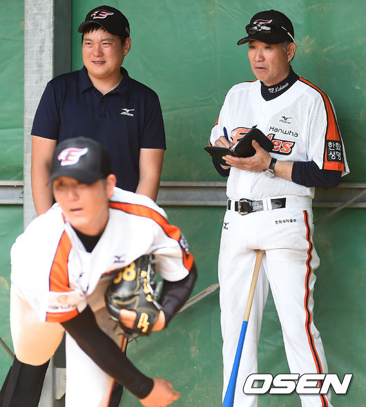 니시모토 코치(오른쪽). /사진=OSEN