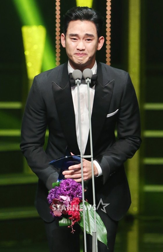 배우 김수현이 2015 코리아드라마어워즈 대상 수상 직후 눈물을 흘리며 수상 소감을 말하고 있다. /사진=이동훈 기자