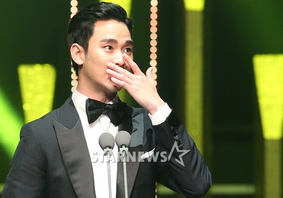 2015 코리아드라마어워즈 연기대상을 수상한 김수현/사진=이동훈 기자