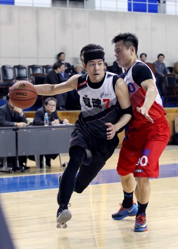 지난 3월19일 열린 1회 대회 결승전 진혼과 예체능 경기에서 진혼 이상윤(왼쪽)이 예체능의 박진영을 앞에 두고 드리블하는 모습. /사진=한스타 제공