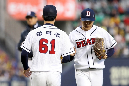 함덕주와 오현택, /사진=두산 베어스 제공