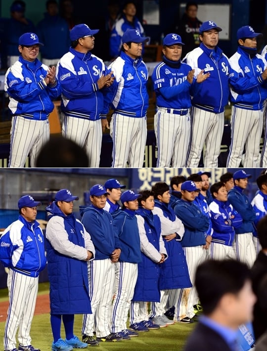 삼성 류중일 감독(오른쪽)이 감독 부임 첫 시즌에서 우승을 차지한 김태형 감독에게 축하 인사를 건네고 있다. /사진=삼성 라이온즈 제공