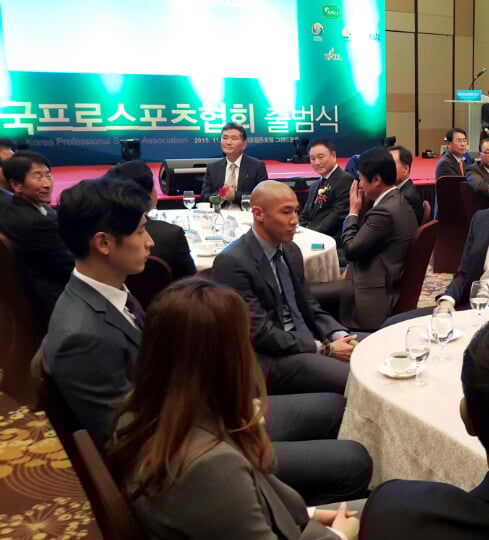 KBL김영기 총재가 한국프로스포츠협회 초대 회장 프로축구연맹 총재 대신 협회장 환영사를 하고 있다.