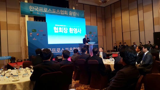 프로스포츠 7개 단체 수장과 차두리가 기념촬영을 하고 있다.