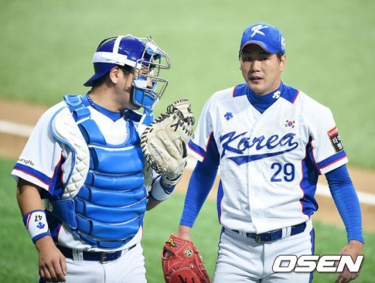 선발 김광현과 이야기를 나누는 강민호. /사진=OSEN