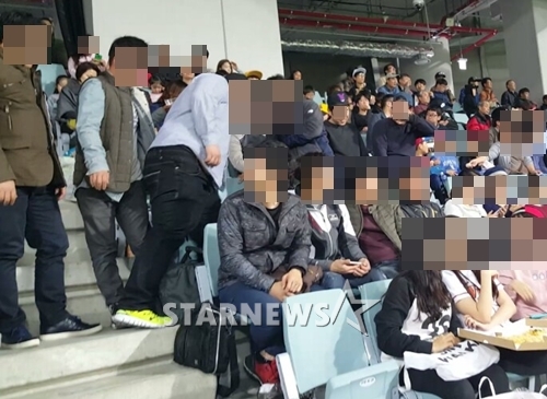 한 남성 관중이 안쪽 자리에 들어가려고 하자 통로 쪽에 앉아있던 관중들, 그리고 안쪽 자리에 앉아있던 관중들이 줄줄이 일어서고 있다. /사진=김우종 기자