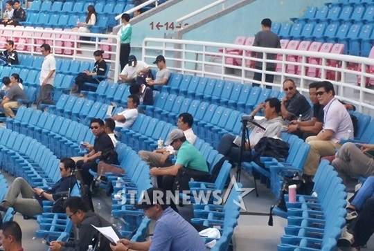 한국과 베네수엘라의 경기를 찾은 메이저리그와 KBO 리그 스카우트들. /사진=김동영 기자