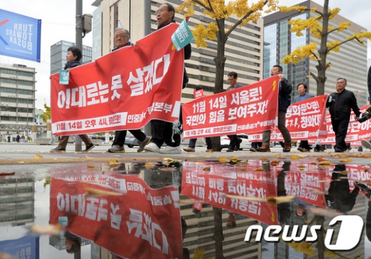 민중총궐기투쟁본부 전국 대표자들이 지난 9일 서울 중구 프란치스코 교육회관에서 투쟁선포식을 갖고 광화문사거리를 지나 정부서울청사로 행진하고 있다. /사진=뉴스1