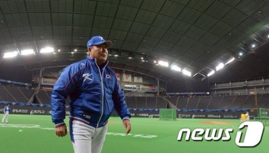 김인식 감독이 공식 개막전이 열린 삿포로돔에서 그라운드 인터뷰를 마치고 돌아가는 장면. /사진=뉴스1