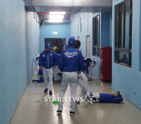 지난 11일 도미니카전을 앞두고 복도에서 몸을 푸는 선수단. /사진=김동영 기자