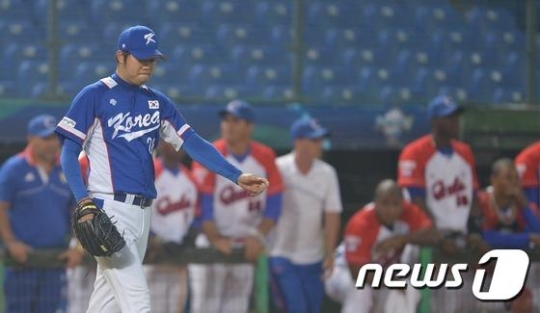 5회말 실점을 기록한 후 아쉬워하는 장원준. 이날 한국은 5회말 아차 하는 순간 2점을 내주고 말았다. /사진=뉴스1