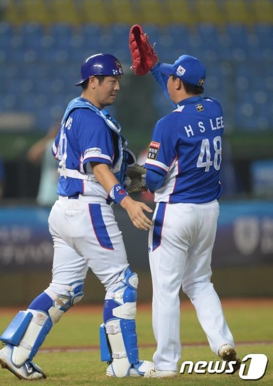 승리 후 하이파이브를 나누는 강민호와 이현승. /사진=뉴스1