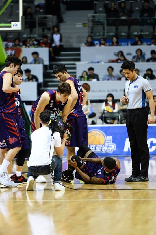 지난 15일 부상 당시 애런 헤인즈. /사진=KBL 제공